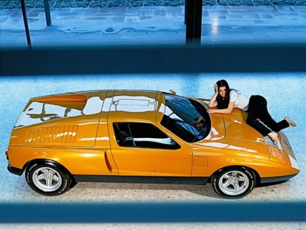 Mercedes-Benz вече е стъпил на краката си в края на 60-те години и показа мечтаната кола C111. Въпреки, че никога не е бил предназначен за производство, автомобилът служи като лаборатория и тества няколко варианта на двигателя.

Това е моментът, в който немският производител се опитва и решава да не използва ванкелов двигател (известен още като роторен), а насочва вниманието си към турбодизеловите агрегати. Клиентите се надяват, че колата ще бъде последвана от сериен модел, който може да продължи 300SL Gullwing. За съжаление това така и не се случва, произведени са само 16 бройки C111.